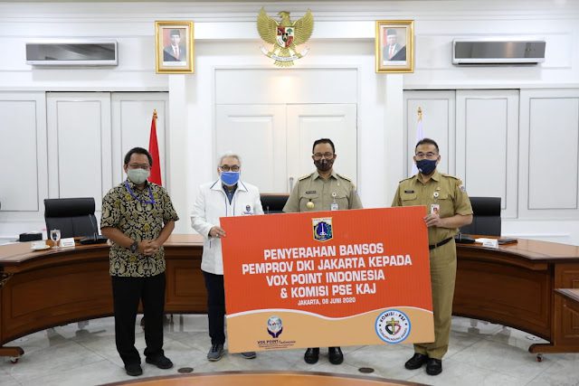 Anies Baswedan Serahkan Bansos kepada 899 Umat di 2 Paroki KAJ Melalui  Vox Point Indonesia dan PSE KAJ