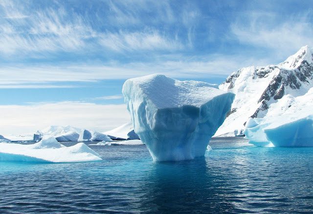 Gunung Es Antartika yang Dingin dan Menakjubkan
