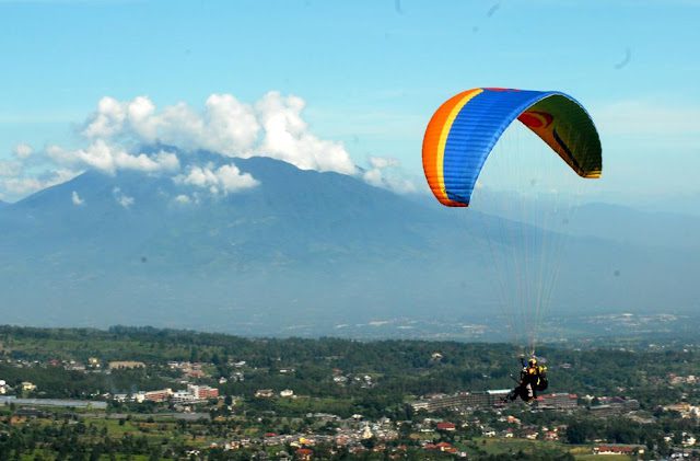 Menikmati Wisata Ekstrim dengan Terbang di Paralayang Bukit Gantole Puncak Bogor